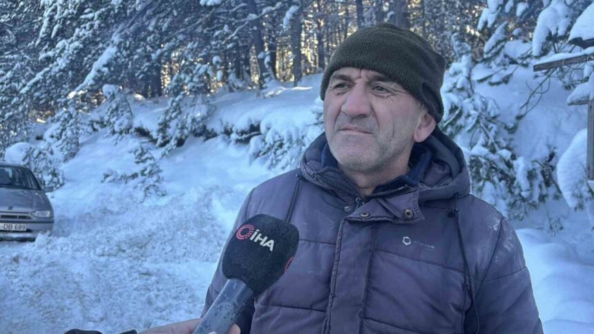 Bolu’da işçi Dinçtürk, Kartalkaya Kayak Merkezi yolunda tatilcilere zincir takarak ek gelir sağlıyor. Bolu’da işçi Dinçtürk, Kartalkaya Kayak Merkezi yolunda tatilcilere zincir takarak ek gelir sağlıyor.