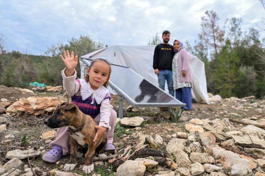 Mersin Büyükşehir Belediyesi’nin güneş paneli desteği, hayvan yetiştiricileri ve arıcıların enerjiye erişimini artırıyor. Mersin Büyükşehir Belediyesi’nin güneş paneli desteği, hayvan yetiştiricileri ve arıcıların enerjiye erişimini artırıyor.