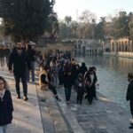 Şanlıurfa’da kar yağışının ardından güneşli havayı değerlendiren vatandaşlar Balıklıgöl’e gitti.