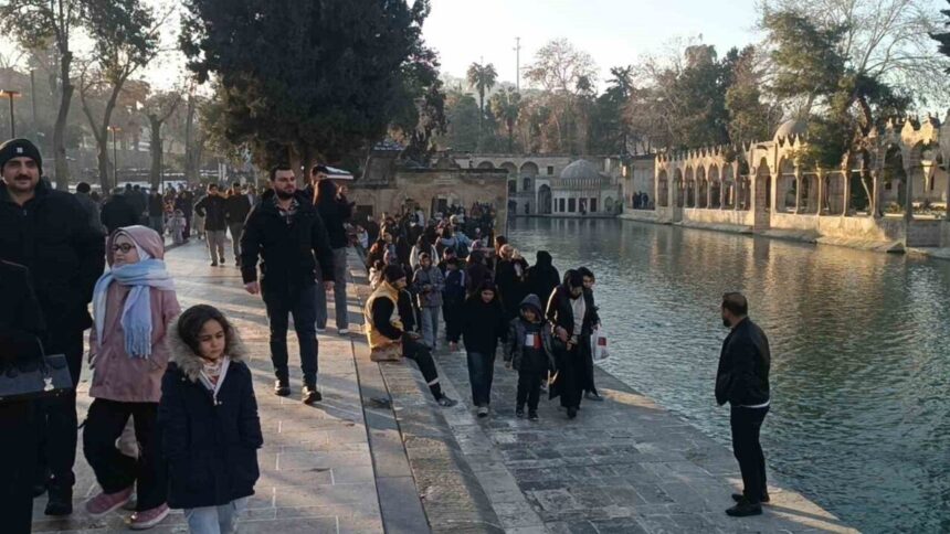 Şanlıurfa’da kar yağışının ardından güneşli havayı değerlendiren vatandaşlar Balıklıgöl’e gitti. Şanlıurfa’da kar yağışının ardından güneşli havayı değerlendiren vatandaşlar Balıklıgöl’e gitti.