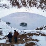 Sivas’taki Kızılçan Gölü, soğuk havanın etkisiyle donarak kartpostallık manzaralar sundu.