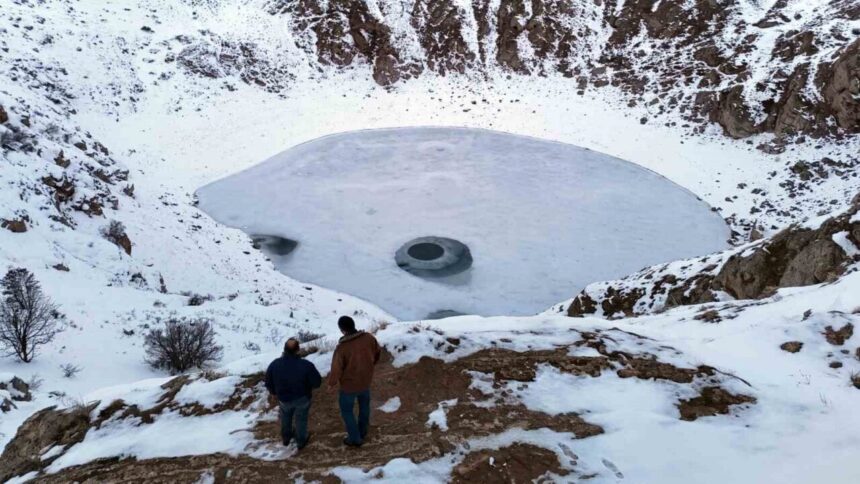 Sivas’taki Kızılçan Gölü, soğuk havanın etkisiyle donarak kartpostallık manzaralar sundu. Sivas’taki Kızılçan Gölü, soğuk havanın etkisiyle donarak kartpostallık manzaralar sundu.