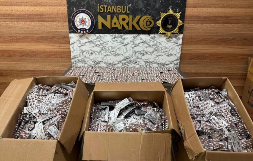 Güngören’de düzenlenen uyuşturucu operasyonunda 3 kişi gözaltına alındı, 84 bin hap ve 5 bin 900 TL bulundu.