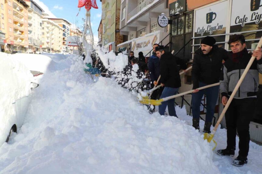 Hakkari’de 274 güvenlik korucusu, karla mücadele çalışmaları için görevlendirildi.