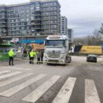 Ankara’da cüzdanını almaya çalışırken hafriyat kamyonunun çarpması sonucu ağır yaralanan kadın hastaneye kaldırıldı.