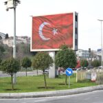 Gaziosmanpaşa Belediyesi, bayrağa yapılan saldırının ardından ilçedeki led ekranları bayrakla donattı.