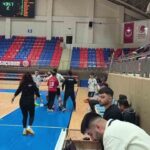 Karabük’te hentbol müsabakasında oyuncu hakeme saldırmak istedi, kırmızı kartla oyundan atıldı.