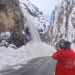 Hakkari-Çukurca yolunda iki çığ nedeni ile ulaşım durdu, İl Özel İdaresi bölgede çalışmalar başlattı.