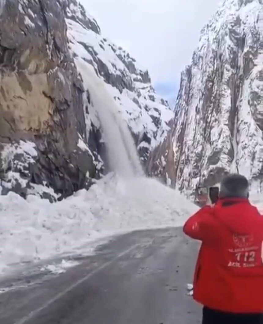 Hakkari-Çukurca yolunda iki çığ nedeni ile ulaşım durdu, İl Özel İdaresi bölgede çalışmalar başlattı. Hakkari-Çukurca yolunda iki çığ nedeni ile ulaşım durdu, İl Özel İdaresi bölgede çalışmalar başlattı.