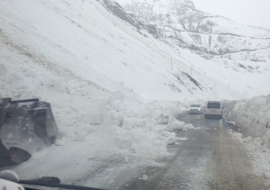 Hakkari-Çukurca yolu üzerindeki çığlar, ekiplerin müdahalesiyle temizlenerek trafiğe açıldı. Hakkari-Çukurca yolu üzerindeki çığlar, ekiplerin müdahalesiyle temizlenerek trafiğe açıldı.