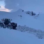 Hakkari-Şırnak karayolu çığlardan sonra 3 gün süren çalışmalarla yeniden trafiğe açıldı.