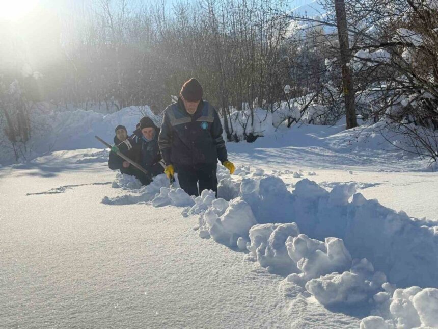 Hakkari’de Su Arıza ekipleri, karla kaplı Merzan Mahallesi’nde arızalı pompa için yoğun çaba sarf etti.