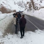 Hakkari-Van kara yolu çığ nedeniyle kapandı, birçok araç yolda bekliyor.