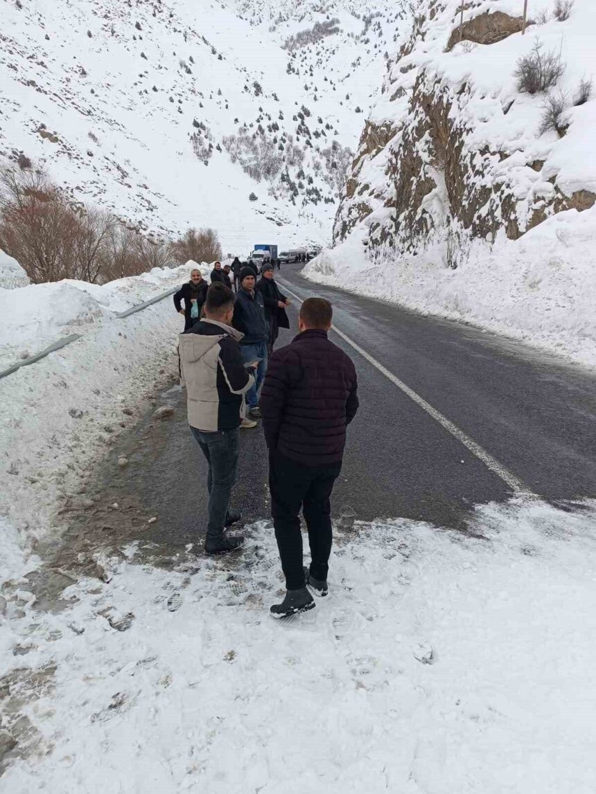 Hakkari-Van kara yolu çığ nedeniyle kapandı, birçok araç yolda bekliyor. Hakkari-Van kara yolu çığ nedeniyle kapandı, birçok araç yolda bekliyor.