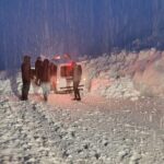 Hakkari-Van karayolunda çığ tehlikesi nedeniyle 5 araç güvenli bir şekilde kurtarıldı.
