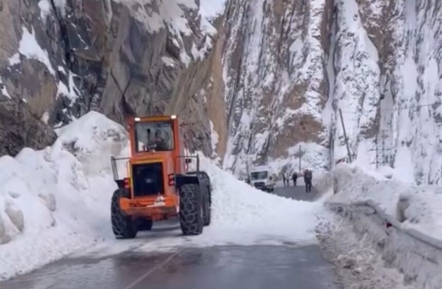 Hakkari-Yüksekova karayolunda çığ olayı yaşandı. Hakkari-Yüksekova karayolunda çığ olayı yaşandı.