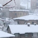 Hakkari’de yoğun kar yağışı sebebiyle 60 köy ve 100 mezra yolu yeniden ulaşıma kapandı.