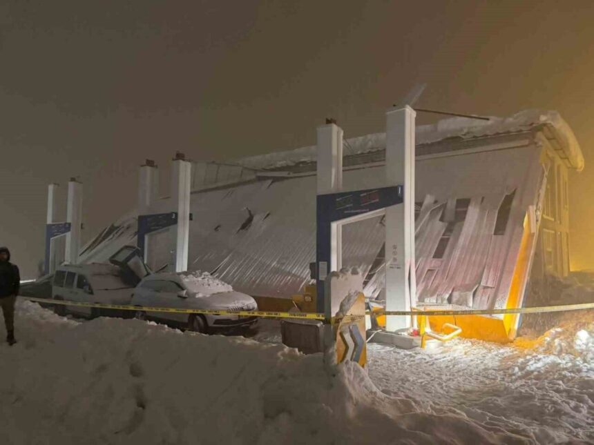 Hakkari’nin Derecik ilçesinde yoğun kar yağışı nedeniyle bir akaryakıt istasyonunun çatısı çöktü, 8 yaralı var.