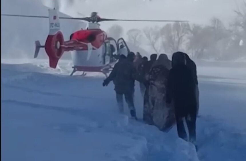 Hakkari’de 180 santimetre kar yağışına rağmen sağlık ekipleri 5 günde 520 hastayı hastaneye ulaştırdı.
