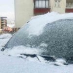 HAKKARİ (İHA) – Hakkari’de kar yağışının ardından etkili olan soğuk hava, araç camlarını buzla kapladı.