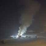 Yüksekova’da kar nedeniyle itfaiye ulaşamadığı yangını vatandaşlar karla söndürdü.