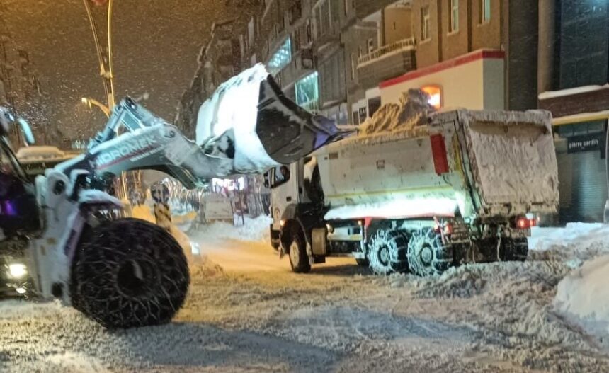 HAKKARİ – Hakkari’de etkili kar yağışının ardından cadde ve sokaklarda biriken kar yığınları iş makineleriyle taşınıyor.