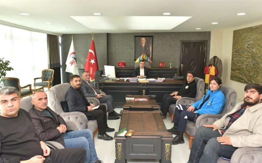 Hakkari’de kar yağışı ile ilgili alınacak tedbirlerin ele alındığı “Karla Mücadele Toplantısı” gerçekleştirildi. Hakkari’de kar yağışı ile ilgili alınacak tedbirlerin ele alındığı “Karla Mücadele Toplantısı” gerçekleştirildi.