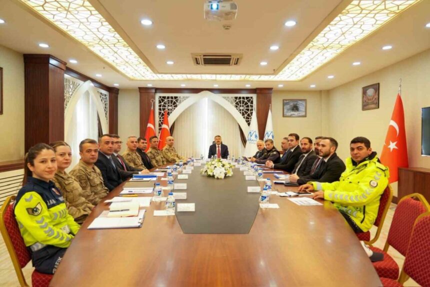 HAKKARİ (İHA) – Hakkari’de asayiş toplantısı gerçekleştirildi, suç oranlarında dikkate değer düşüşler kaydedildi. HAKKARİ (İHA) – Hakkari’de asayiş toplantısı gerçekleştirildi, suç oranlarında dikkate değer düşüşler kaydedildi.