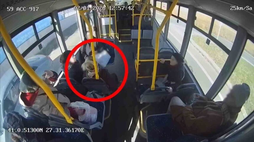 Tekirdağ’da halk otobüsünde kalp rahatsızlığı geçiren yolcu, şoförün hızlı müdahalesiyle hastaneye ulaştırıldı. Tekirdağ’da halk otobüsünde kalp rahatsızlığı geçiren yolcu, şoförün hızlı müdahalesiyle hastaneye ulaştırıldı.