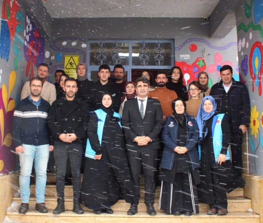 Diyanet Vakfı Gölbaşı Şubesi’nden Ağrı’daki köyde 300 çocuğa kış yardımı dağıtıldı. Diyanet Vakfı Gölbaşı Şubesi’nden Ağrı’daki köyde 300 çocuğa kış yardımı dağıtıldı.