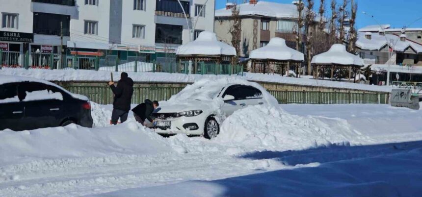 Muş’un Hasköy ilçesinde şiddetli kar yağışı, günlük yaşamı zora sokmaya devam ediyor.