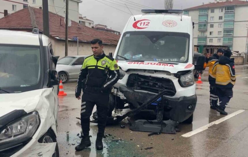 Aksaray’da ambulans ile ticari aracın çarpıştığı kazada 8 kişi yaralandı. Aksaray’da ambulans ile ticari aracın çarpıştığı kazada 8 kişi yaralandı.