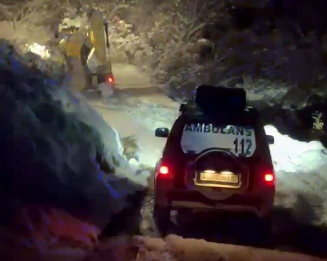 Adıyaman’da İl Özel İdare ekipleri, kar nedeniyle kapalı yolları açarak hasta vatandaşlara ulaşmaya çalışıyor. Adıyaman’da İl Özel İdare ekipleri, kar nedeniyle kapalı yolları açarak hasta vatandaşlara ulaşmaya çalışıyor.