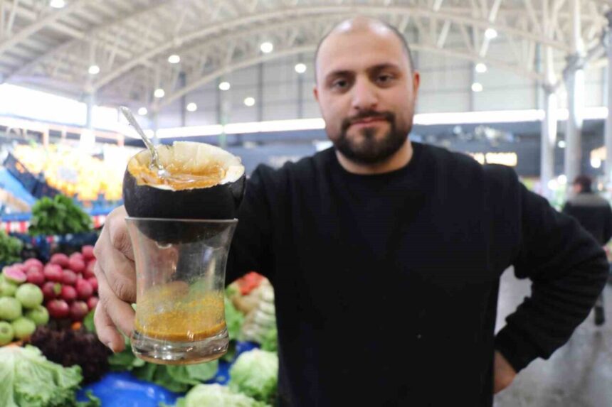 Sivas’ta soğukların artmasıyla gribal enfeksiyon ve öksürük vakaları yükselirken, vatandaşlar doğal çözümlere yöneliyor. Sivas’ta soğukların artmasıyla gribal enfeksiyon ve öksürük vakaları yükselirken, vatandaşlar doğal çözümlere yöneliyor.