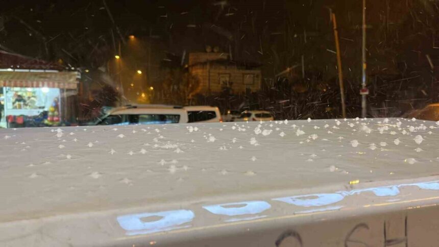 Hatay’da bazı bölgelerde dolu yağışı ve yoğun yağmur etkisini gösterdi. Hatay’da bazı bölgelerde dolu yağışı ve yoğun yağmur etkisini gösterdi.