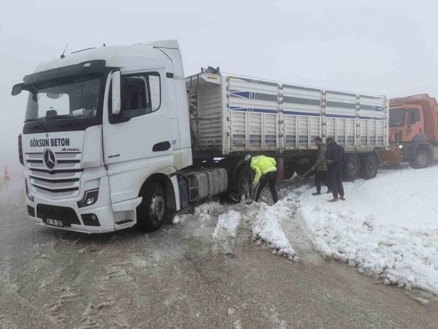 Hatay’da etkili kar yağışı nedeniyle yolda ilerlemek zorlaşırken, lastiksiz araçlar geçişe kapatıldı. Hatay’da etkili kar yağışı nedeniyle yolda ilerlemek zorlaşırken, lastiksiz araçlar geçişe kapatıldı.