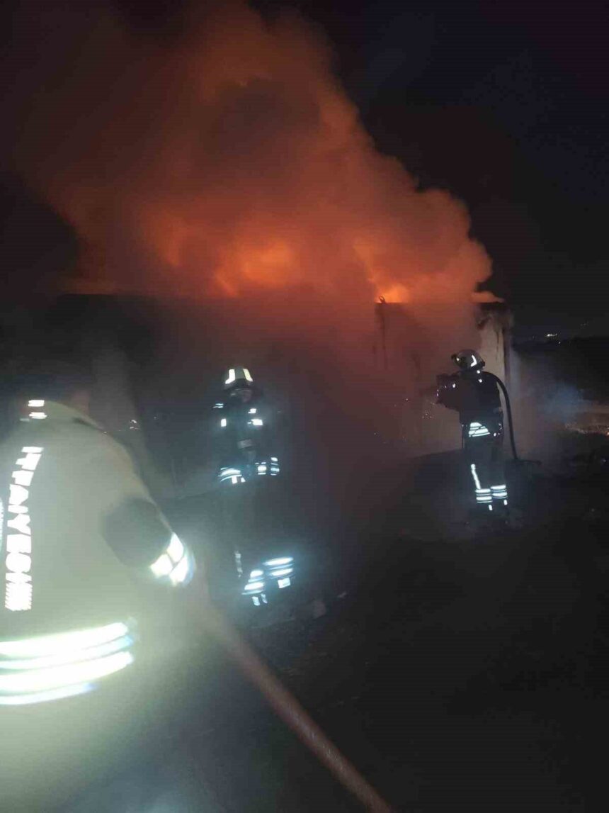 Hatay’da çıkan yangın sonucu konteyner kullanılamaz duruma geldi. Hatay’da çıkan yangın sonucu konteyner kullanılamaz duruma geldi.