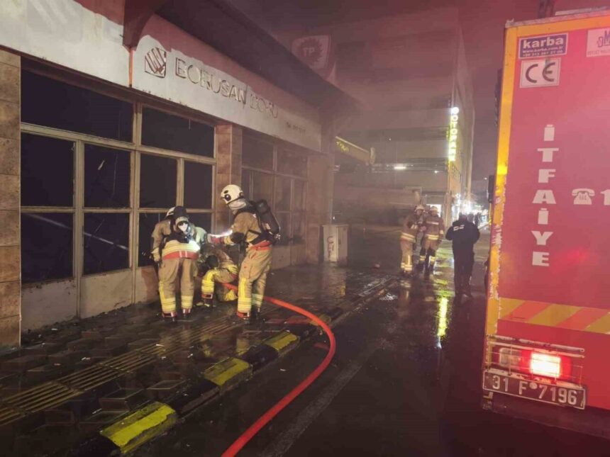 Hatay’da akaryakıt istasyonuna bitişik binada yangın çıktı, itfaiye ekipleri müdahale etti. Hatay’da akaryakıt istasyonuna bitişik binada yangın çıktı, itfaiye ekipleri müdahale etti.