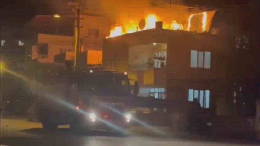 Payas’ta müstakil evin damında çıkan yangın itfaiye tarafından kontrol altına alındı.