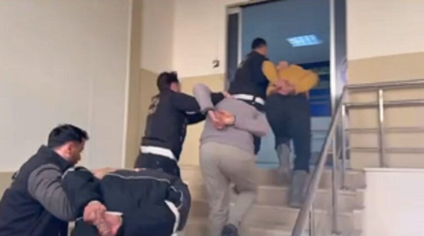 Hatay’da düzenlenen operasyonla nitelikli yağma suçundan 4 kişi tutuklandı. Hatay’da düzenlenen operasyonla nitelikli yağma suçundan 4 kişi tutuklandı.