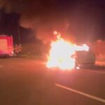 Hatay’da hareket halindeki otomobil alev aldı, kullanılamaz hale geldi.