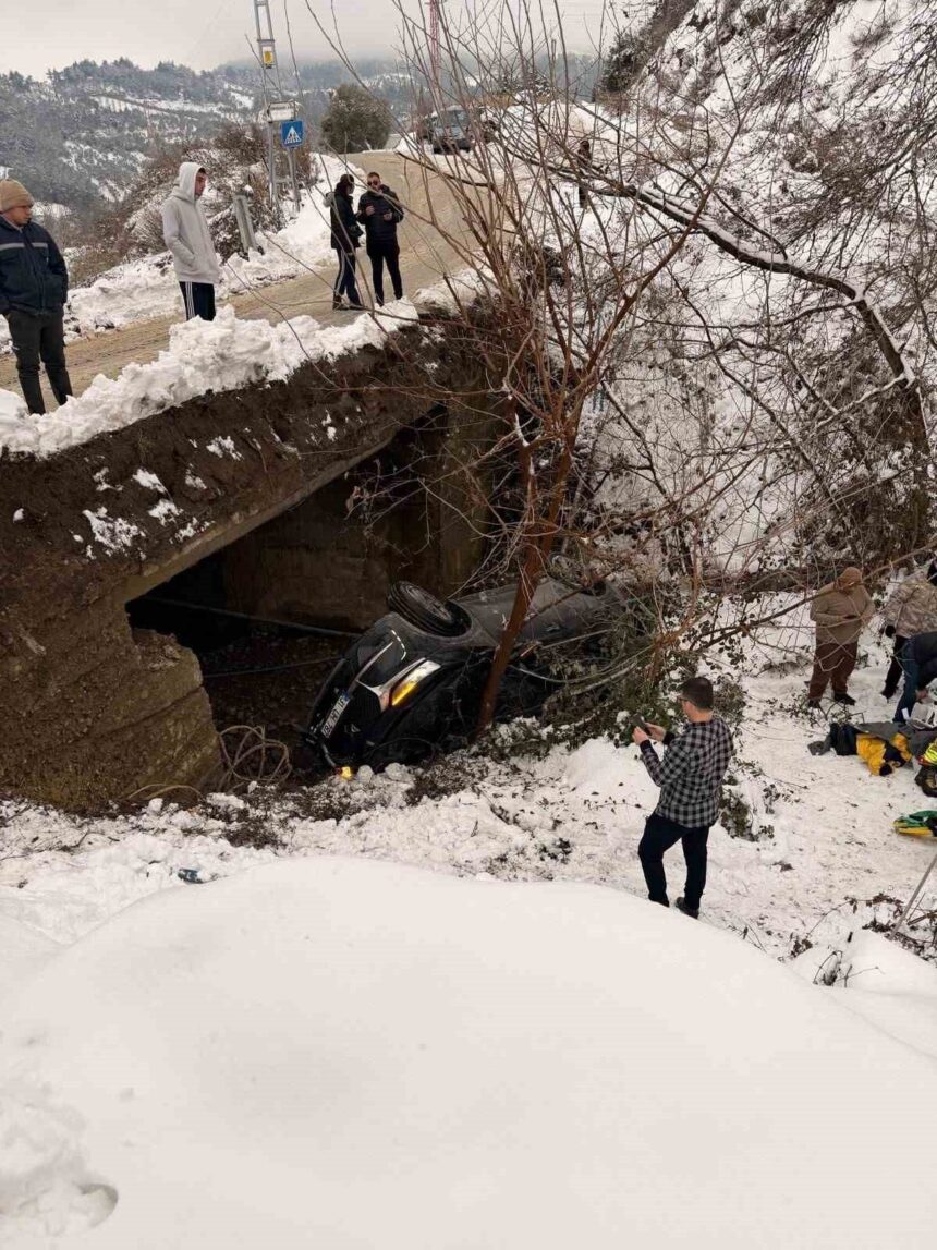 Hatay’da kaygan yolda dereye düşen otomobildeki 5 kişi yaralandı. Hatay’da kaygan yolda dereye düşen otomobildeki 5 kişi yaralandı.
