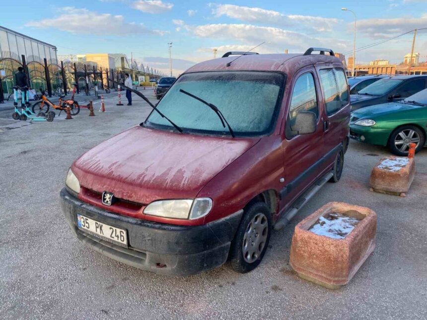 Eskişehir’de sıfırın altındaki hava sıcaklığı otomobil ve motosikletlerin üzerinde buz oluşmasına neden oldu.