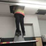 Hatay’da marketin havalandırma alanında sıkışan kedi itfaiye ekipleri tarafından kurtarıldı.