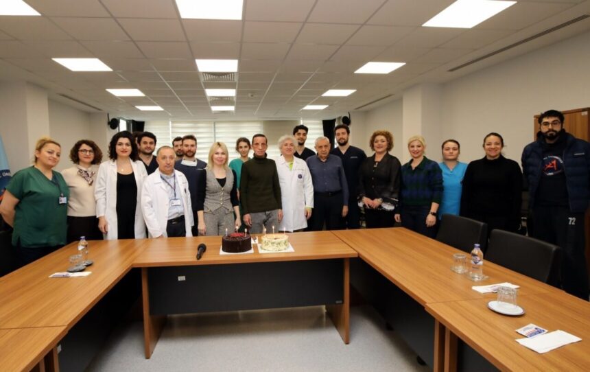 Türkiye’nin ilk yüz nakli yapılan Uğur Acar, naklin 14. yıl dönümünde Akdeniz Üniversitesi’nde buluştu. Türkiye’nin ilk yüz nakli yapılan Uğur Acar, naklin 14. yıl dönümünde Akdeniz Üniversitesi’nde buluştu.