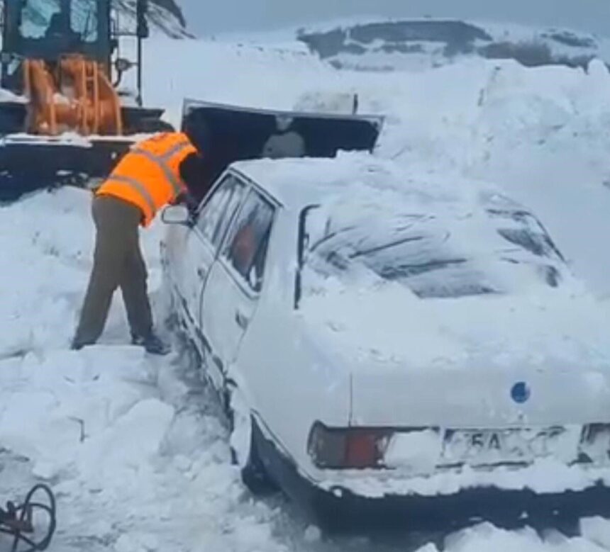Niksar’dan hayvanlara yem bırakmak için giden vatandaş, kar fırtınasında zor anlar yaşadı. Niksar’dan hayvanlara yem bırakmak için giden vatandaş, kar fırtınasında zor anlar yaşadı.