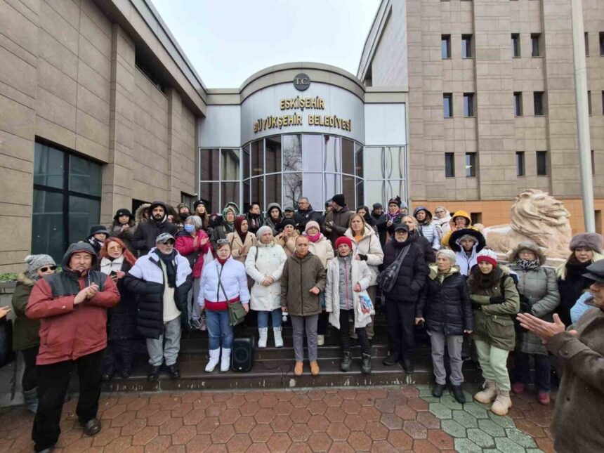 Hayvanseverlerden Eskişehir Büyükşehir Belediyesi’nin önünde eylem çağrısı: “Yaşam alanlarını gönüllüler açsın.” Hayvanseverlerden Eskişehir Büyükşehir Belediyesi’nin önünde eylem çağrısı: “Yaşam alanlarını gönüllüler açsın.”