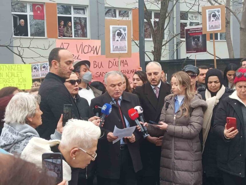 Ankara’da metroda öldürüldüğü öne sürülen ‘Matmazel’ köpek için hayvanseverlerden tepki gösterildi. Ankara’da metroda öldürüldüğü öne sürülen ‘Matmazel’ köpek için hayvanseverlerden tepki gösterildi.