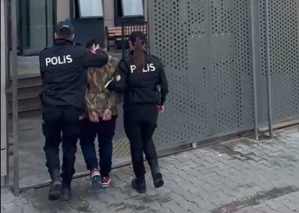 İzmir Konak’ta yakalanan 55 yaşındaki firarinin 16 suçtan arandığı belirlendi. İzmir Konak’ta yakalanan 55 yaşındaki firarinin 16 suçtan arandığı belirlendi.