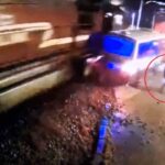 Kırıkkale’de hemzemin geçitte rayda kalan dolmuş, yolcu treninin çarpmasıyla hasar aldı.